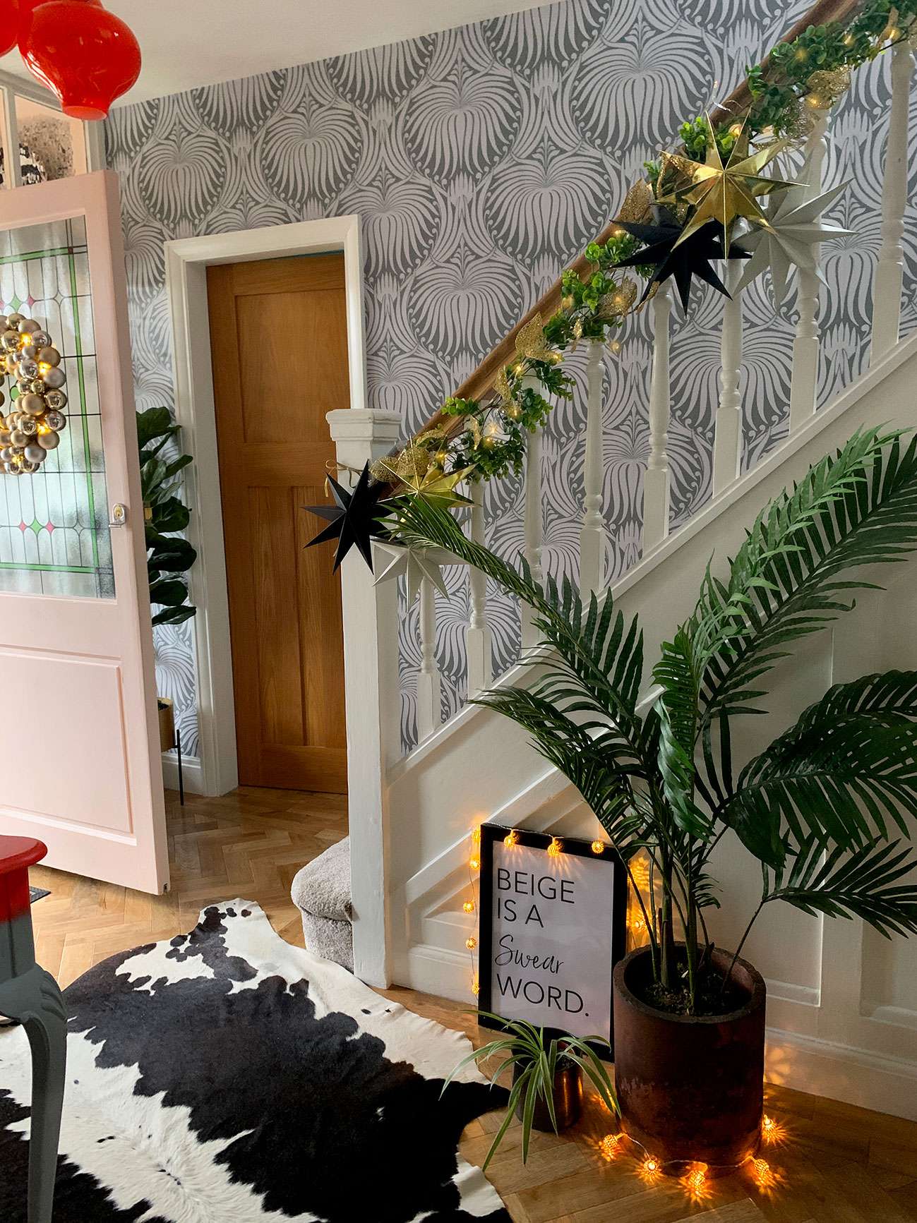 Eclectic Staircase with Festive Garland and Patterned Wallpaper Eclectic Staircase with Festive Garland and Patterned Wallpaper — Christmas Staircase Decor