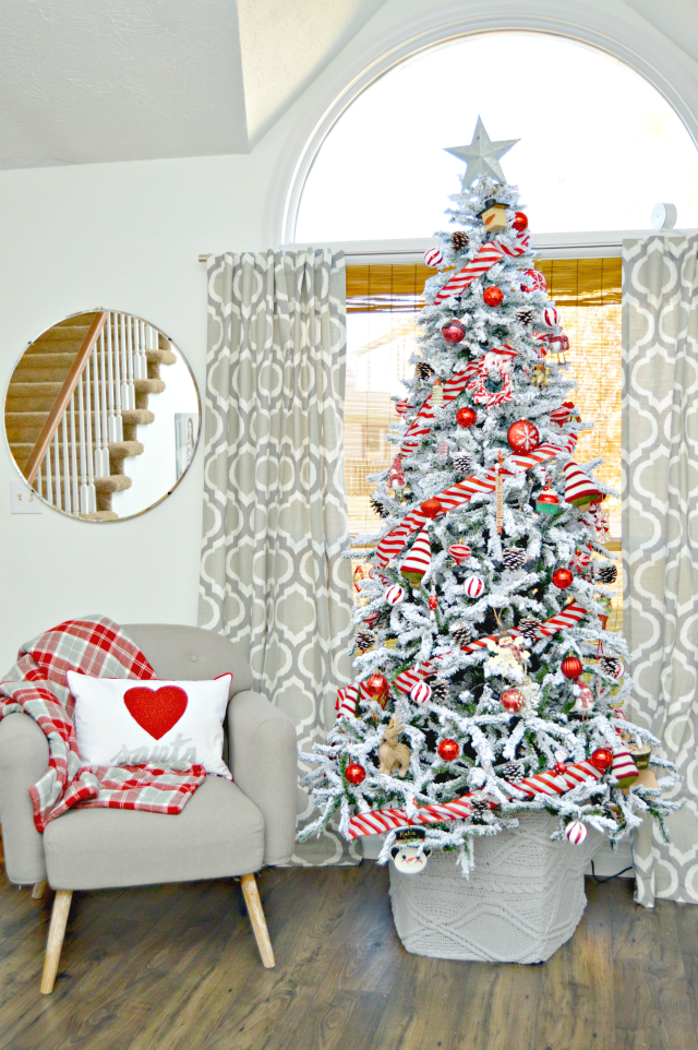 Flocked Christmas Tree with Red and White Striped Ribbon and Candy Cane Theme Flocked Christmas Tree with Red and White Striped Ribbon and Candy Cane Theme — Red and White Christmas Tree