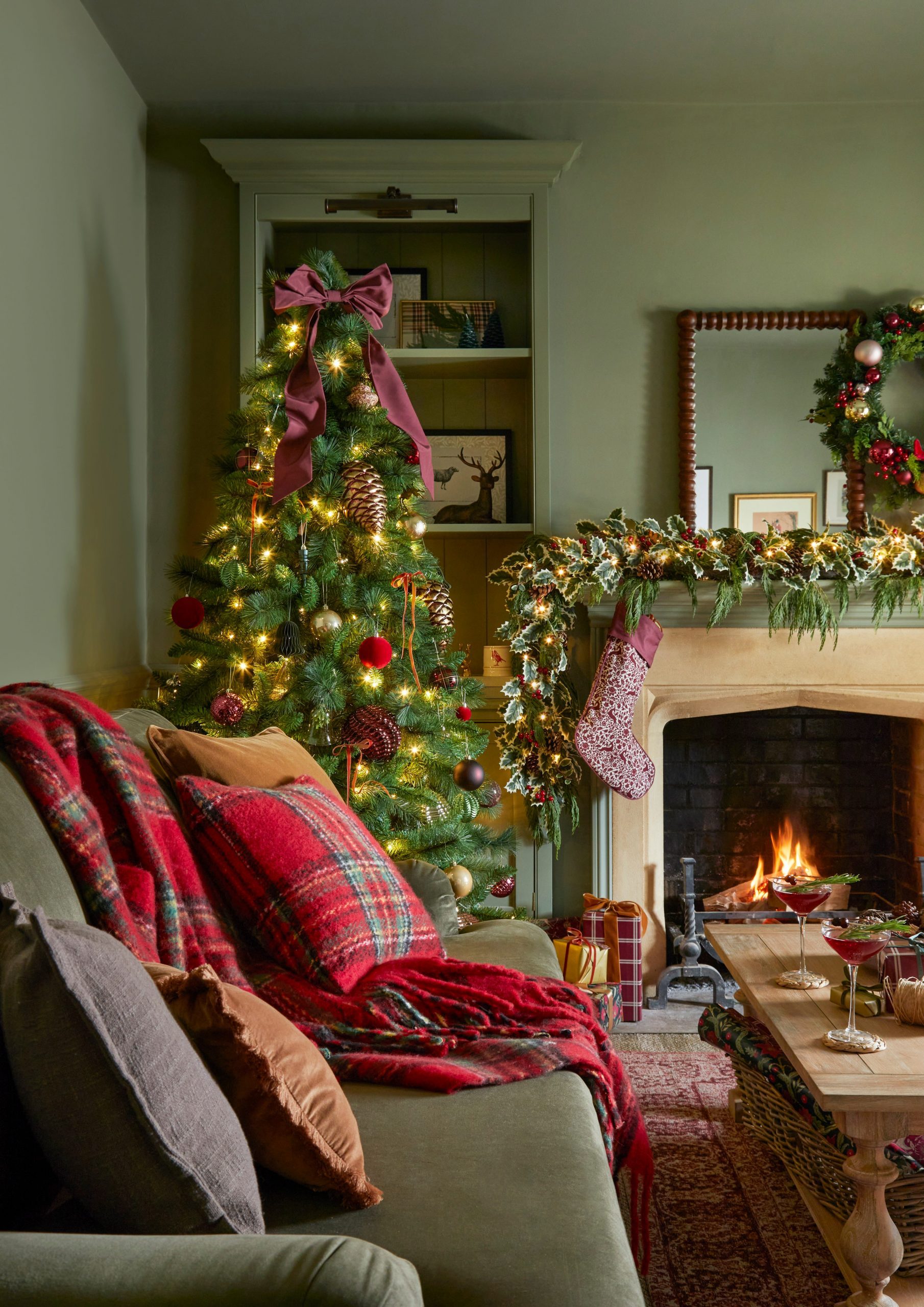 Traditional Large Red Bow on a Cozy Christmas Tree — Bow Christmas Tree Topper