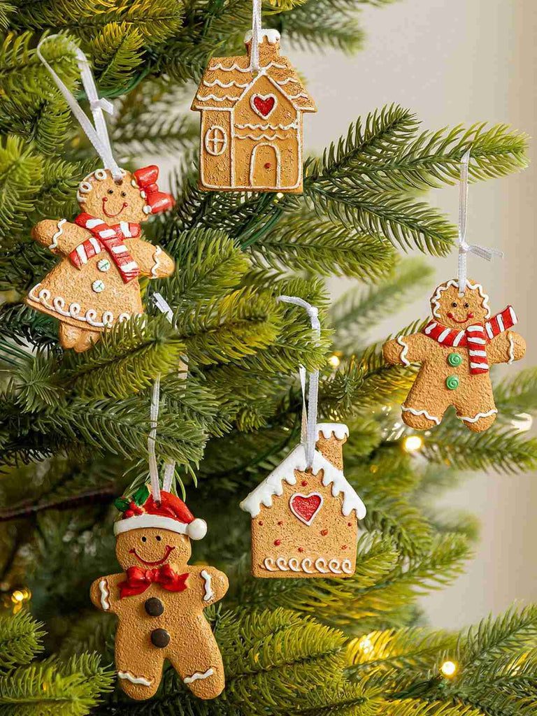 Detailed View of Gingerbread Man Ornaments on Vintage Tree — Vintage Christmas Tree