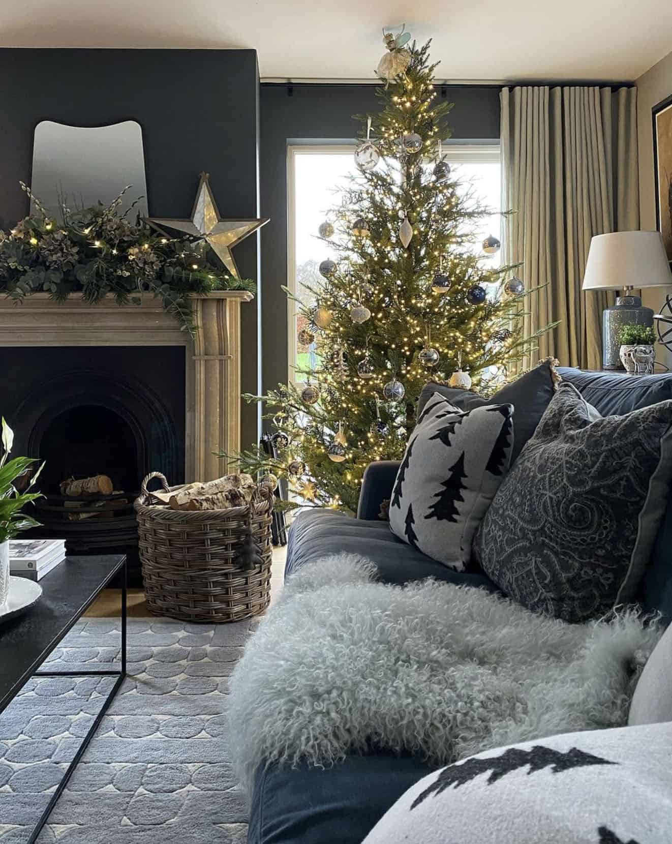 Sophisticated Modern Living Room with Silver and Gold Christmas Tree — Modern Christmas Decor