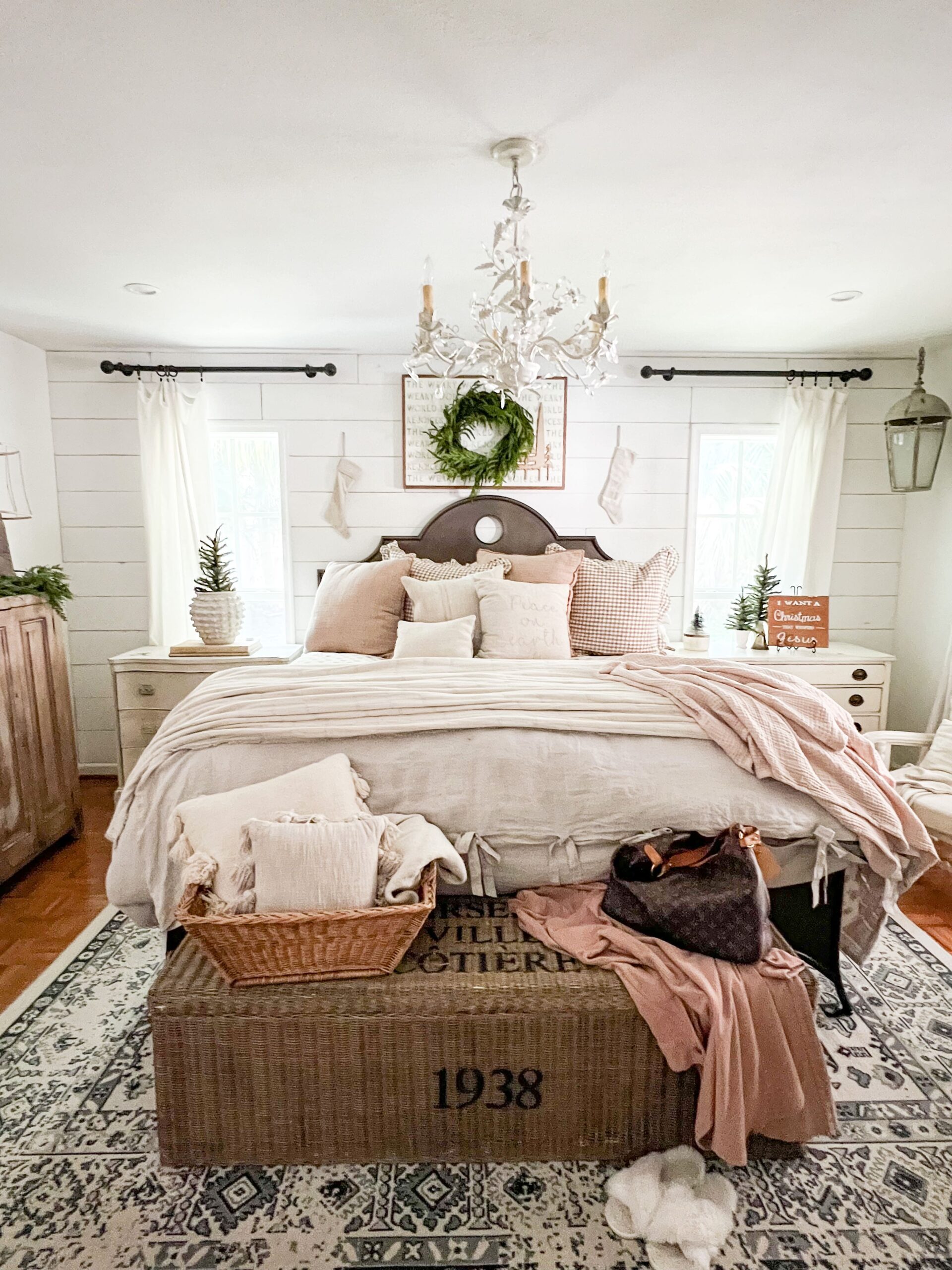 Farmhouse Christmas Bedroom with Wicker Trunk and Small Trees Farmhouse Christmas Bedroom with Wicker Trunk and Small Trees — Christmas Bedroom Decor