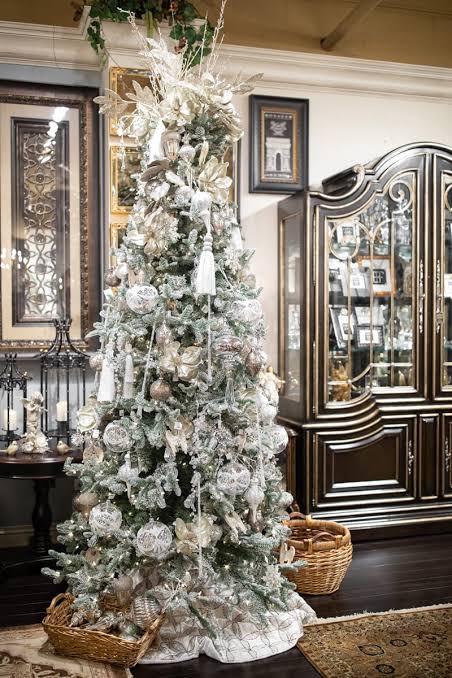 Elegant Living Room with a White and Gold Decorated Christmas Tree Elegant Living Room with a White and Gold Decorated Christmas Tree — White Christmas Decor