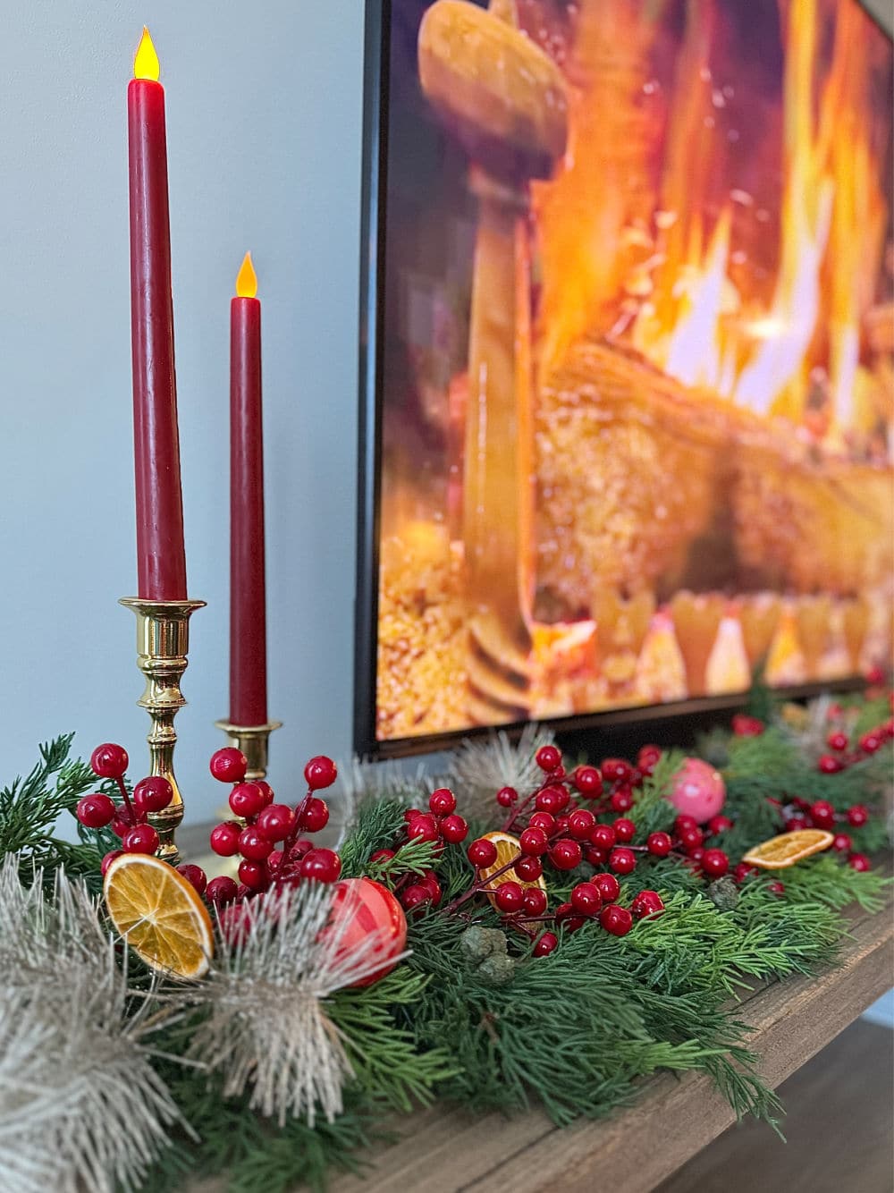 Traditional Garland with Berries and Dried Oranges — Christmas Apartment Decor