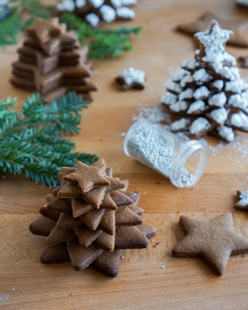 Rustic Gingerbread Cookie Trees Dusted with Sugar Snow Rustic Gingerbread Cookie Trees Dusted with Sugar Snow — Gingerbread Christmas Tree