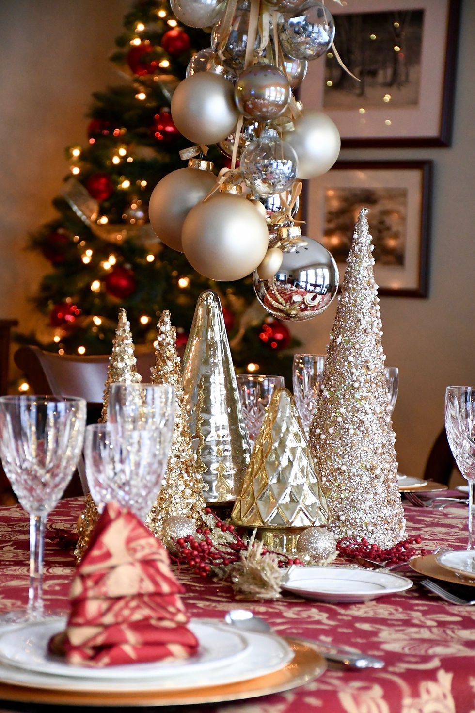 Elegant Red and Gold Dining Table Setting for Holiday Feasts Elegant Red and Gold Dining Table Setting for Holiday Feasts — Red and Gold Christmas Decor