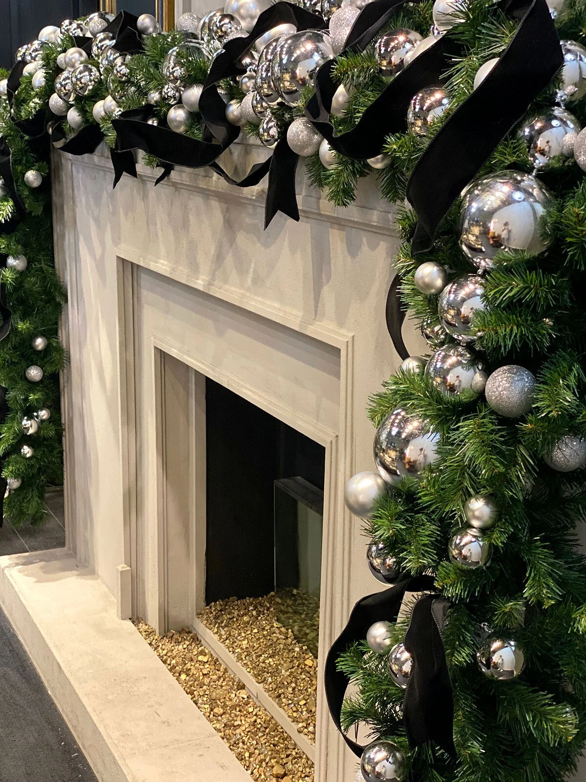 Luxurious Modern Christmas Garland on Fireplace Mantel — Modern Christmas Decor