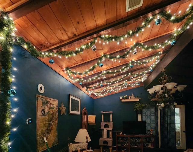 Cozy Living Room with Sloped Ceiling Featuring Fairy Lights and Garland Cozy Living Room with Sloped Ceiling Featuring Fairy Lights and Garland — Christmas Fairy Lights Ceiling