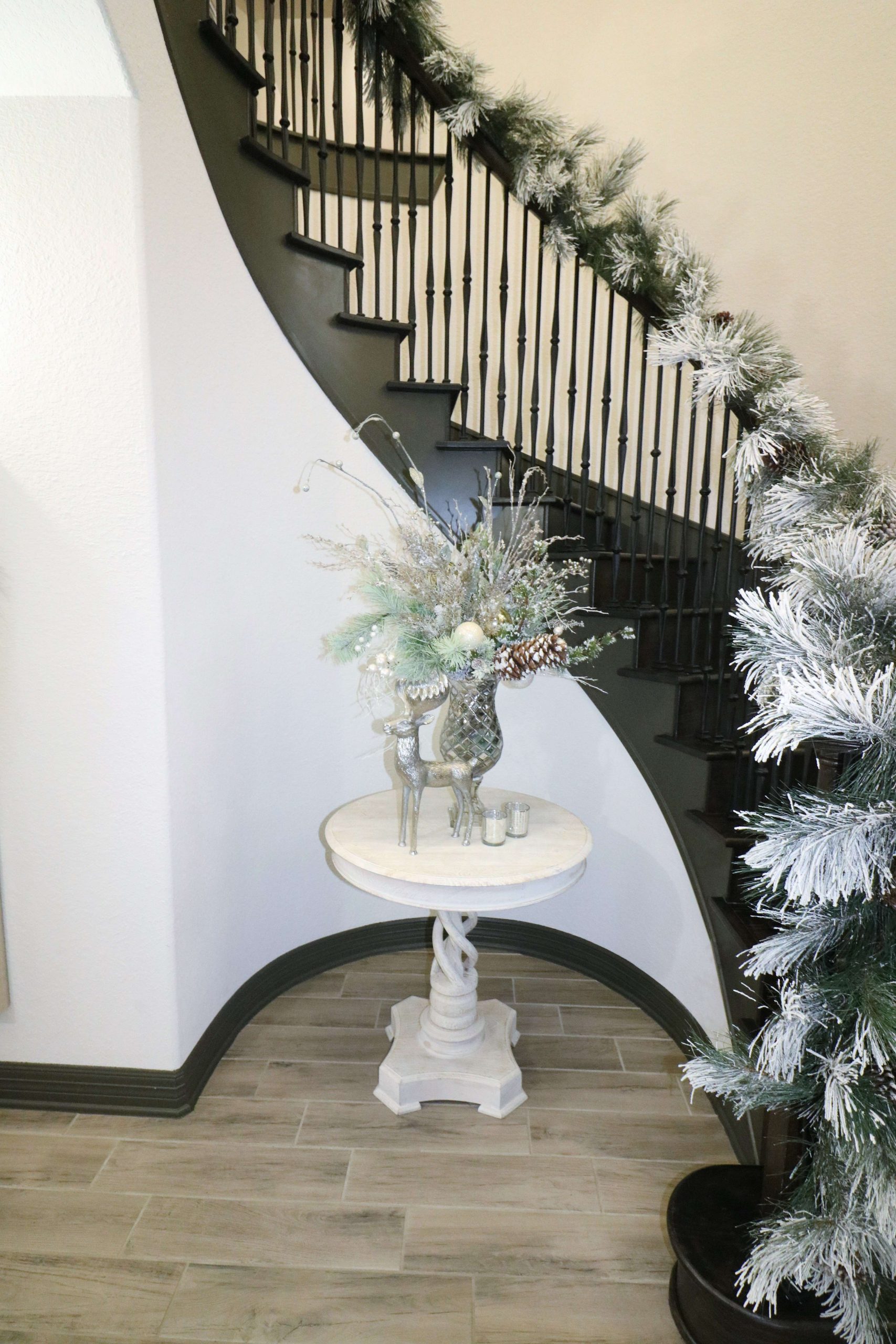 Elegant Flocked Garland for a Luxurious Hallway Elegant Flocked Garland for a Luxurious Hallway — Christmas Stair Garland