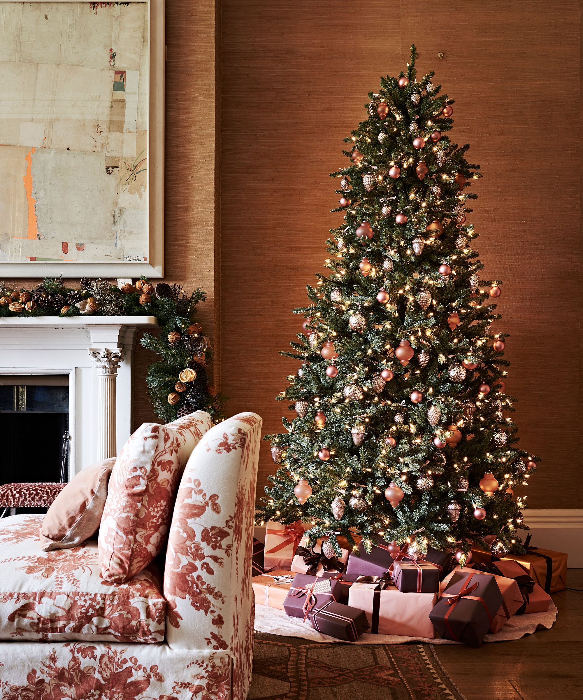 Cozy Living Room Christmas Tree with Rose Gold Ornaments Cozy Living Room Christmas Tree with Rose Gold Ornaments — Glam Christmas Tree