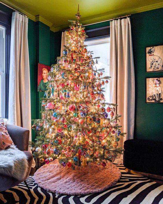 Vintage Eclectic Christmas Tree with Colorful Ornaments Vintage Eclectic Christmas Tree with Colorful Ornaments — Christmas Tree with Colored Lights