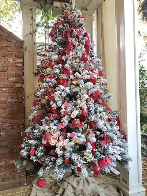 Traditional Red and White Charm on an Outdoor Porch Tree Traditional Red and White Charm on an Outdoor Porch Tree — Christmas Tree Themes