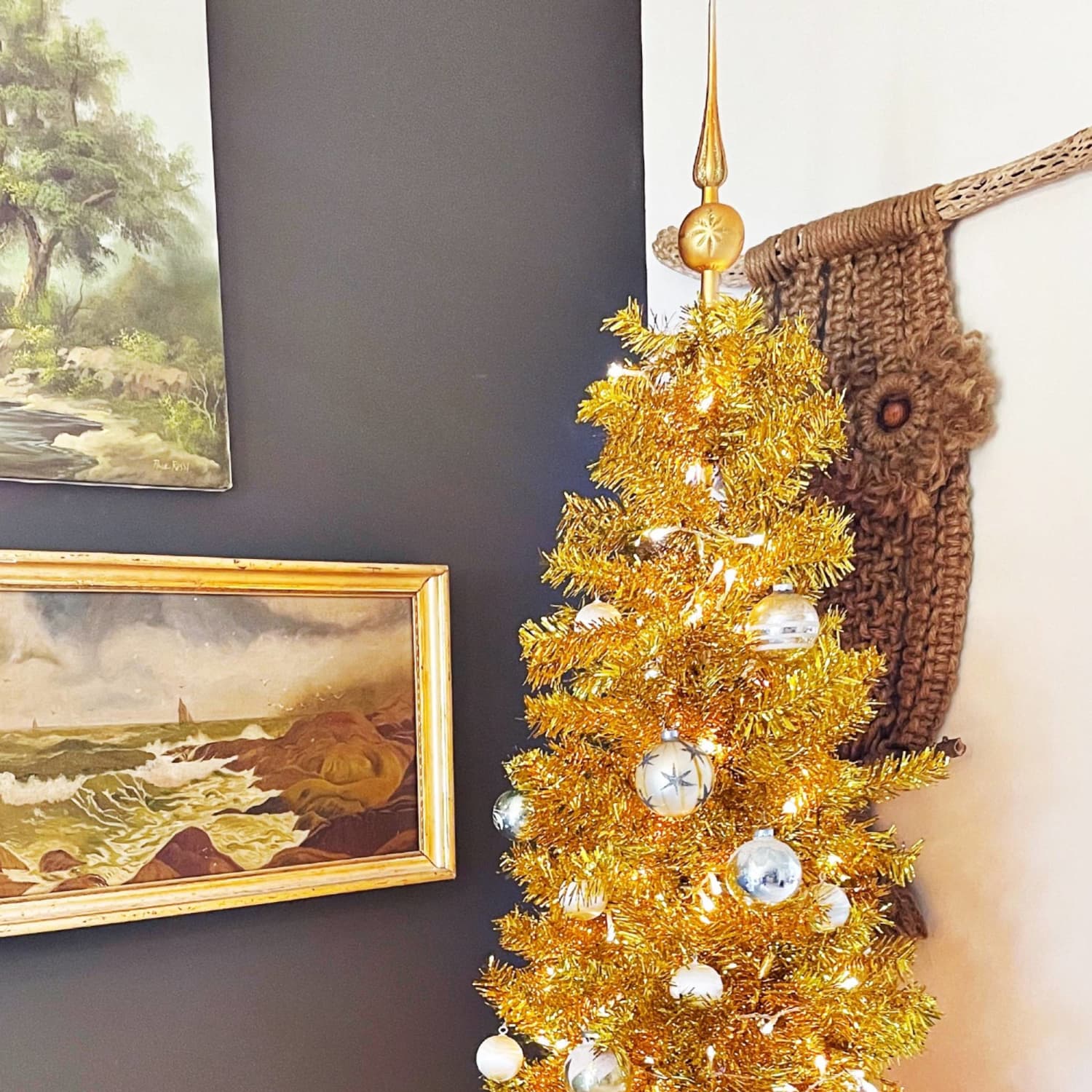 Decorate a vibrant gold tinsel tree for a retro vibe Decorate a vibrant gold tinsel tree for a retro vibe — Gold Christmas Decor