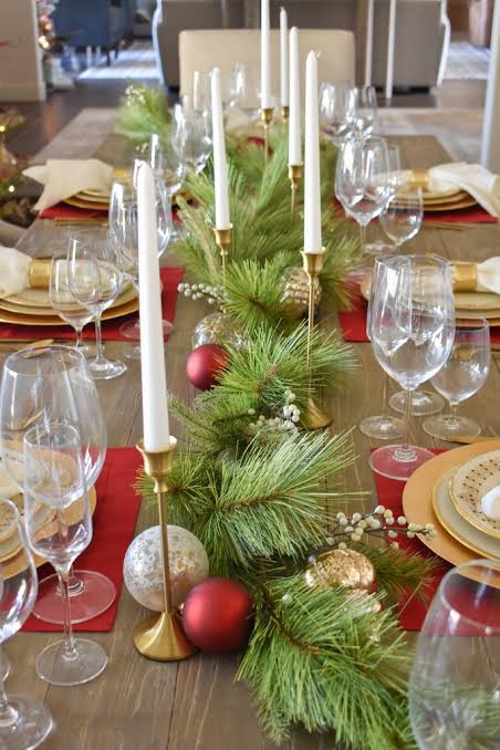 Elegant Christmas Tablescape with a Garland Centerpiece Elegant Christmas Tablescape with a Garland Centerpiece — Red and Gold Christmas Decor