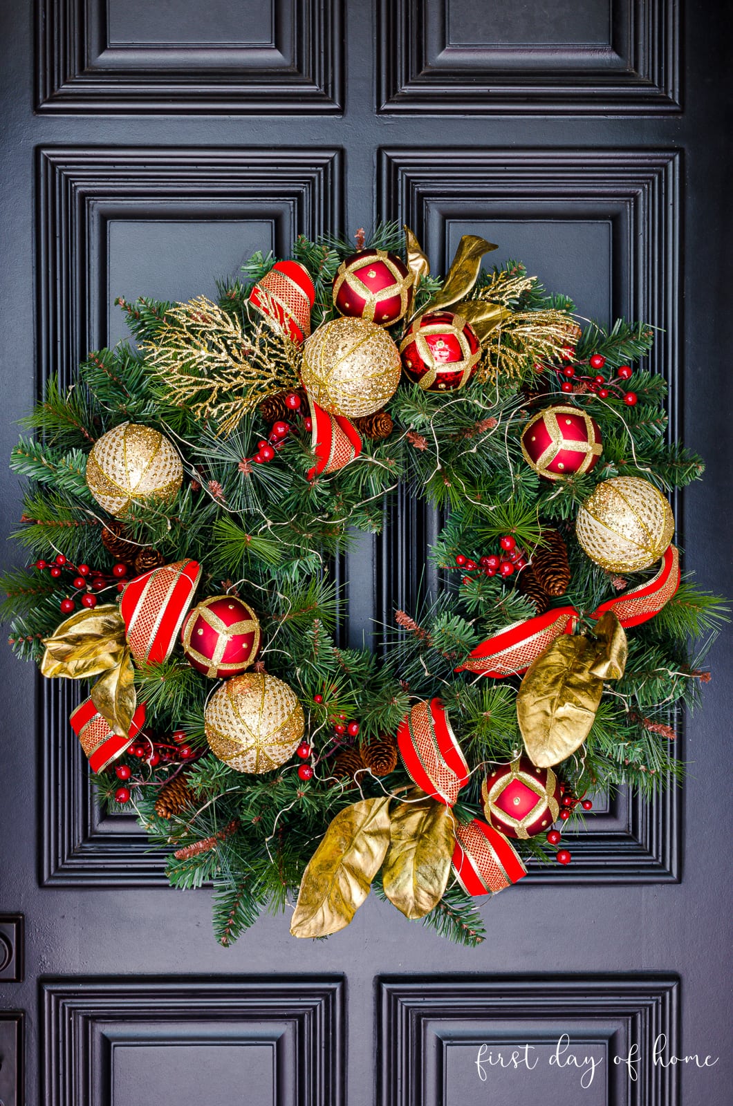 Greet guests with a gold-kissed Christmas wreath Greet guests with a gold-kissed Christmas wreath — Gold Christmas Decor