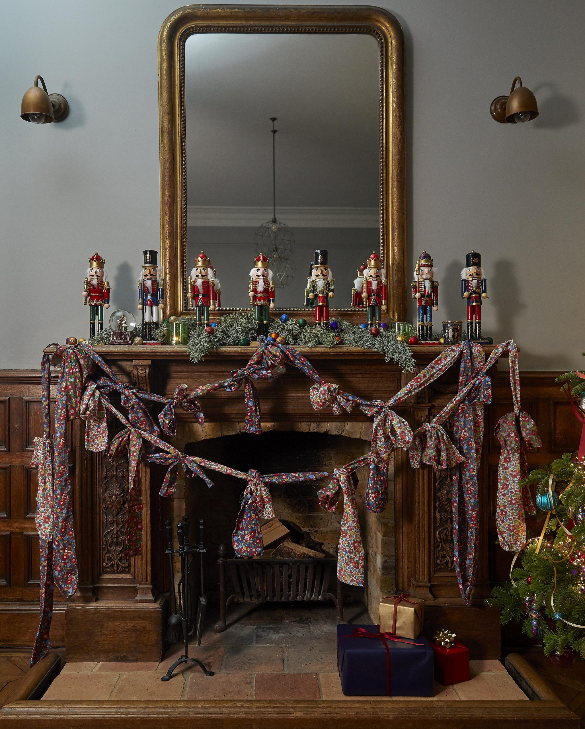 Classic Mantelpiece Adorned with Nutcrackers and Burgundy Garland Classic Mantelpiece Adorned with Nutcrackers and Burgundy Garland — Burgundy Christmas Decor