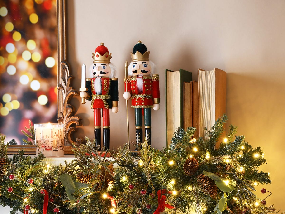 Traditional Nutcrackers with Garland on Mantelpiece — Nutcracker Christmas Decor