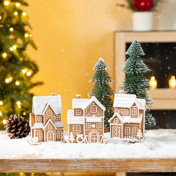 Wintery Tabletop Scene with Snow-Dusted Gingerbread Houses — Gingerbread Christmas Decor