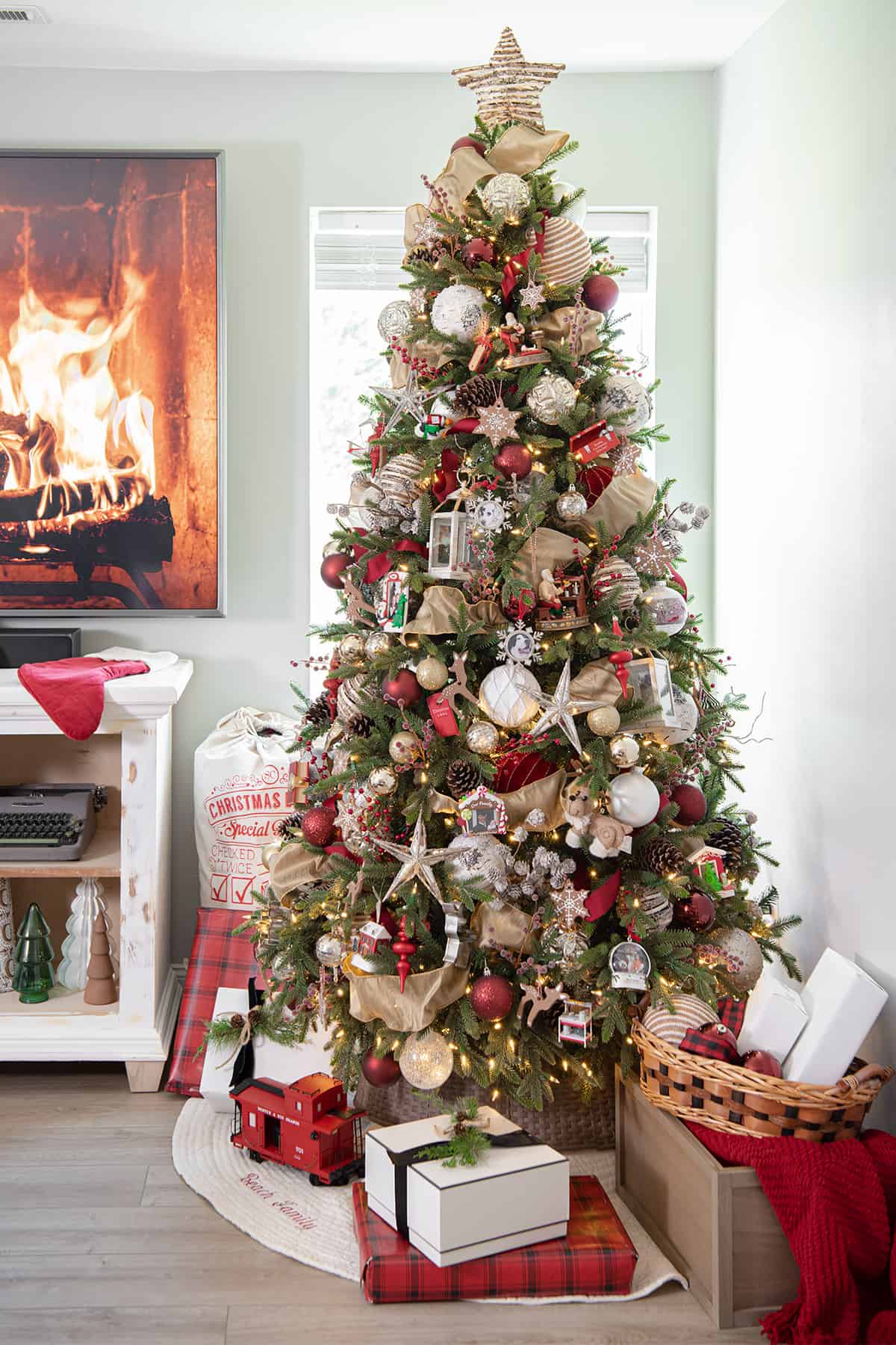 Vibrant Red and Gold Christmas Tree with Plaid Gifts — Christmas Tree Decorating