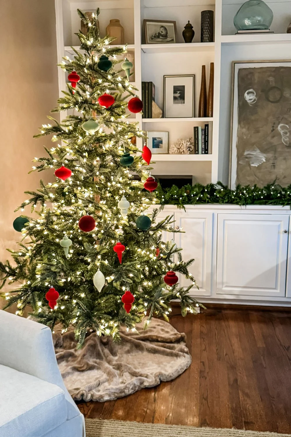 Classic Red and Green Ornaments in a Cozy Corner Classic Red and Green Ornaments in a Cozy Corner — Christmas Tree Themes