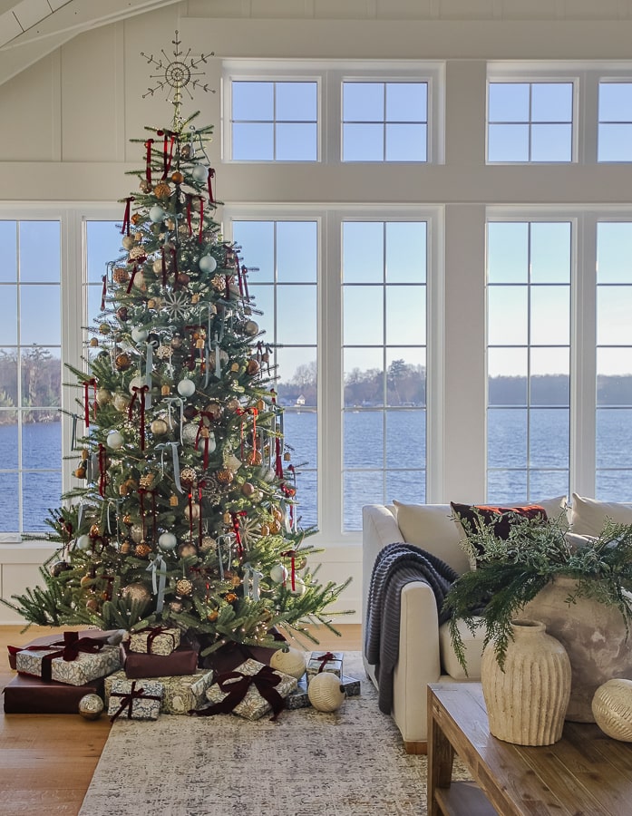 Modern Farmhouse Tree with Gold and Cream Ornaments Modern Farmhouse Tree with Gold and Cream Ornaments — Christmas Tree Themes