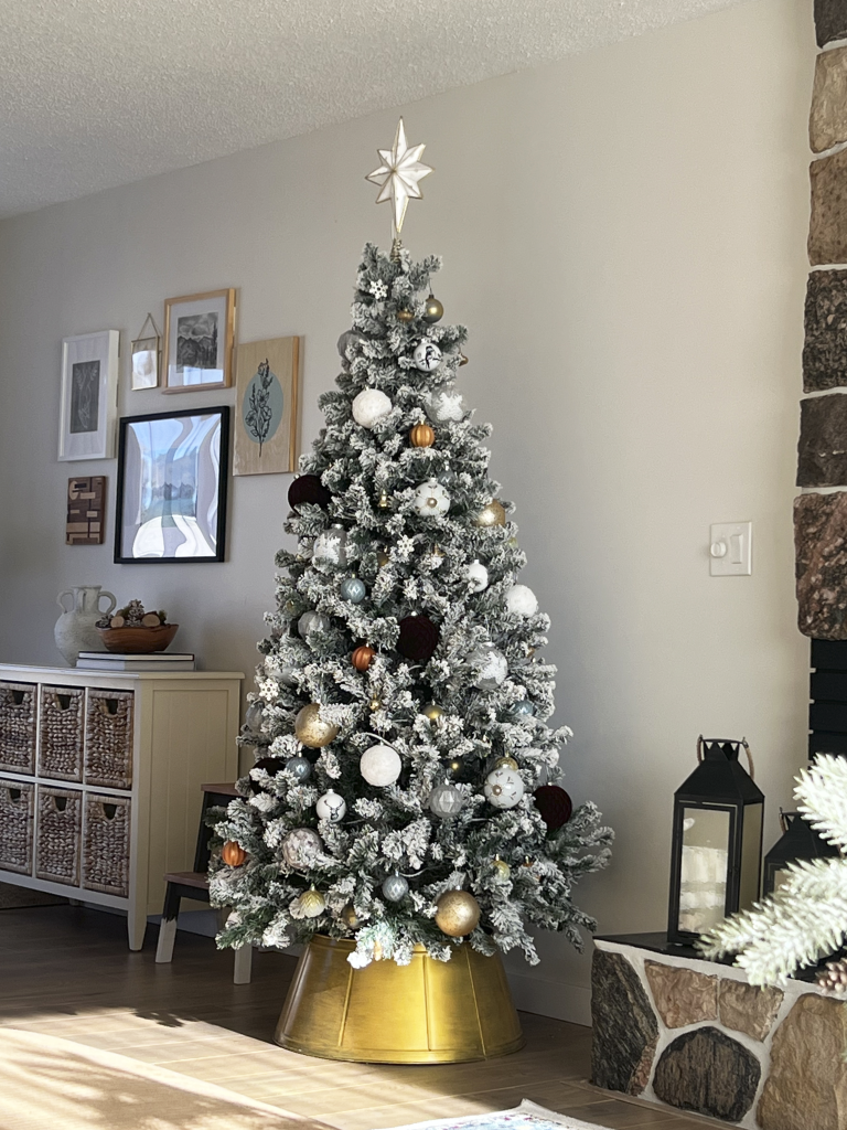 Minimalist Flocked Tree with White, Gold, and Silver Accents Minimalist Flocked Tree with White, Gold, and Silver Accents — Christmas Tree Themes