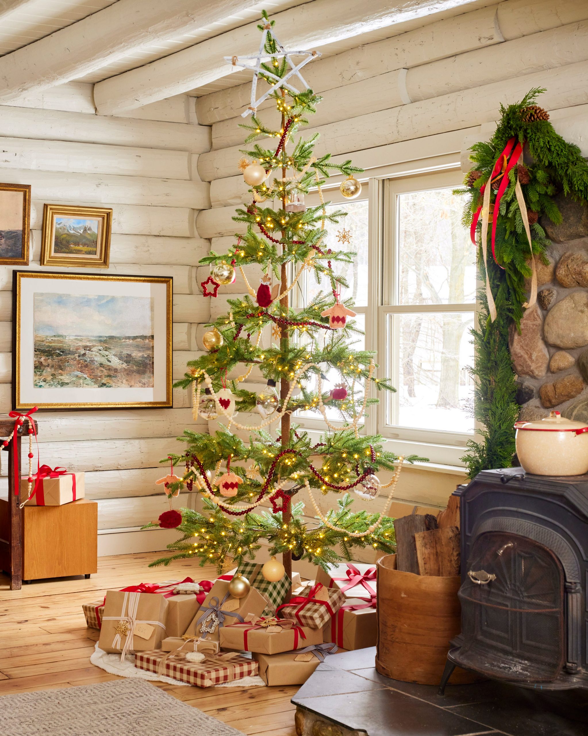 Rustic Log Cabin Tree with Red and Gold Ornaments Rustic Log Cabin Tree with Red and Gold Ornaments — Christmas Tree Themes