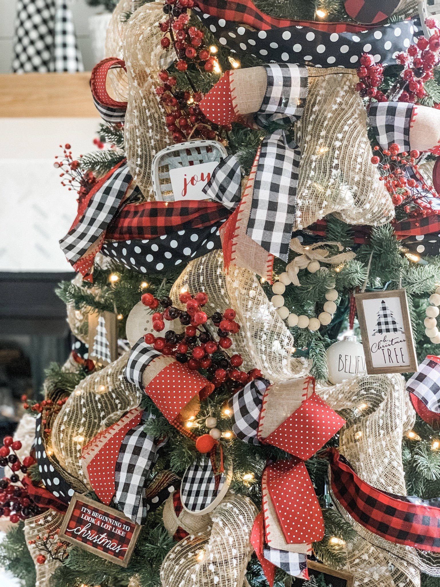 Mixed Textures of Burlap, Velvet, and Cotton Ribbons Mixed Textures of Burlap, Velvet, and Cotton Ribbons — Christmas Tree Ribbon