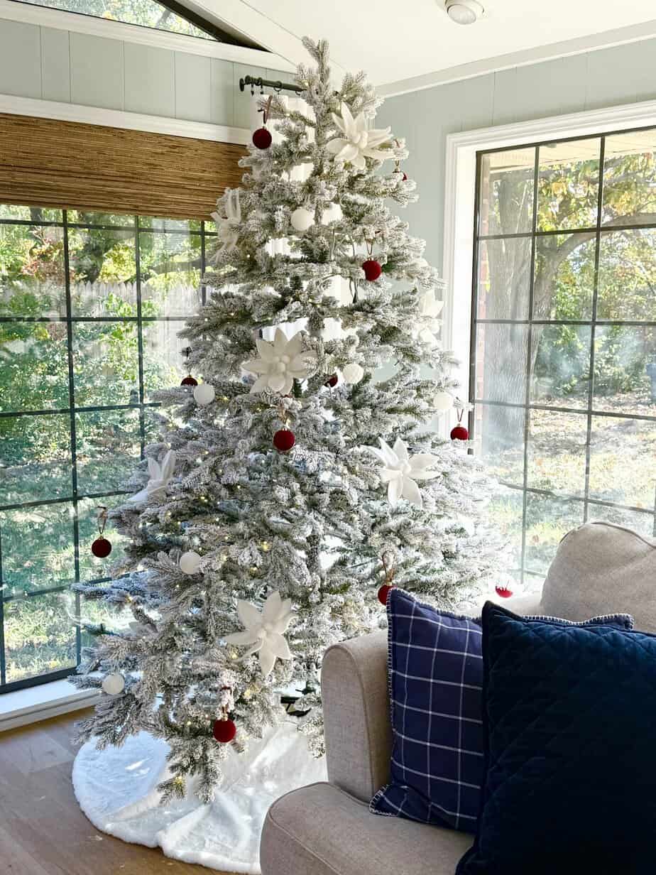 Modern Flocked Tree with White Poinsettias and Red Ornaments — Flocked Christmas Tree Decor