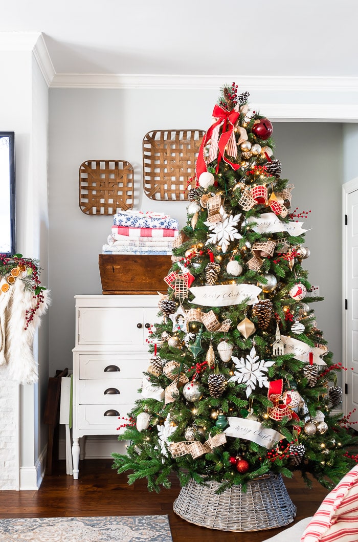 Traditional Pinecone and Snowflake Accents — Elegant Christmas Tree