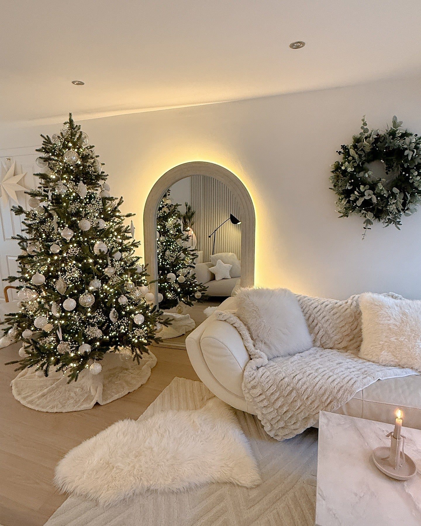 15 Festive Christmas Living Room Decor Ideas That Aren't Tacky – CreativeBooster