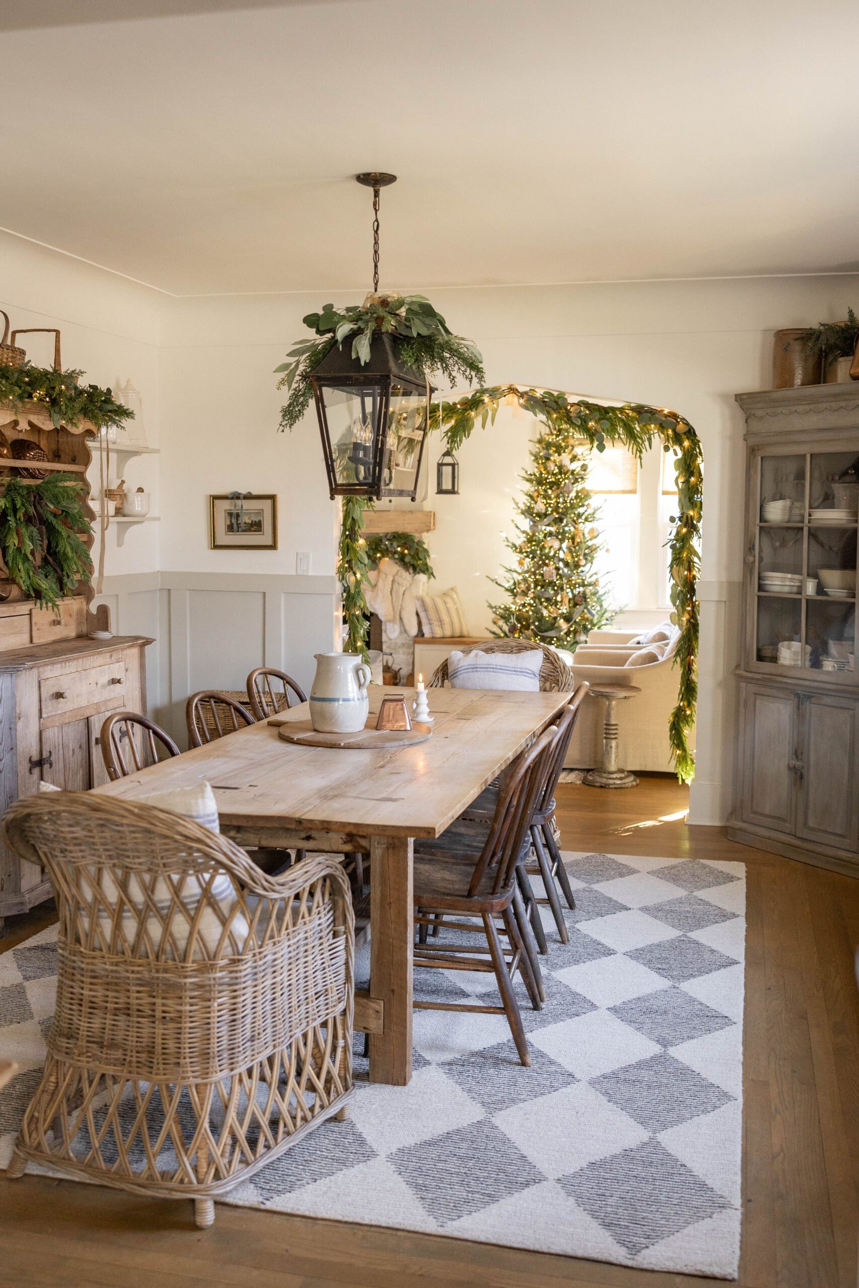 Farmhouse Dining Room with Wicker Chairs and Garlands — Christmas Dining Room Decor