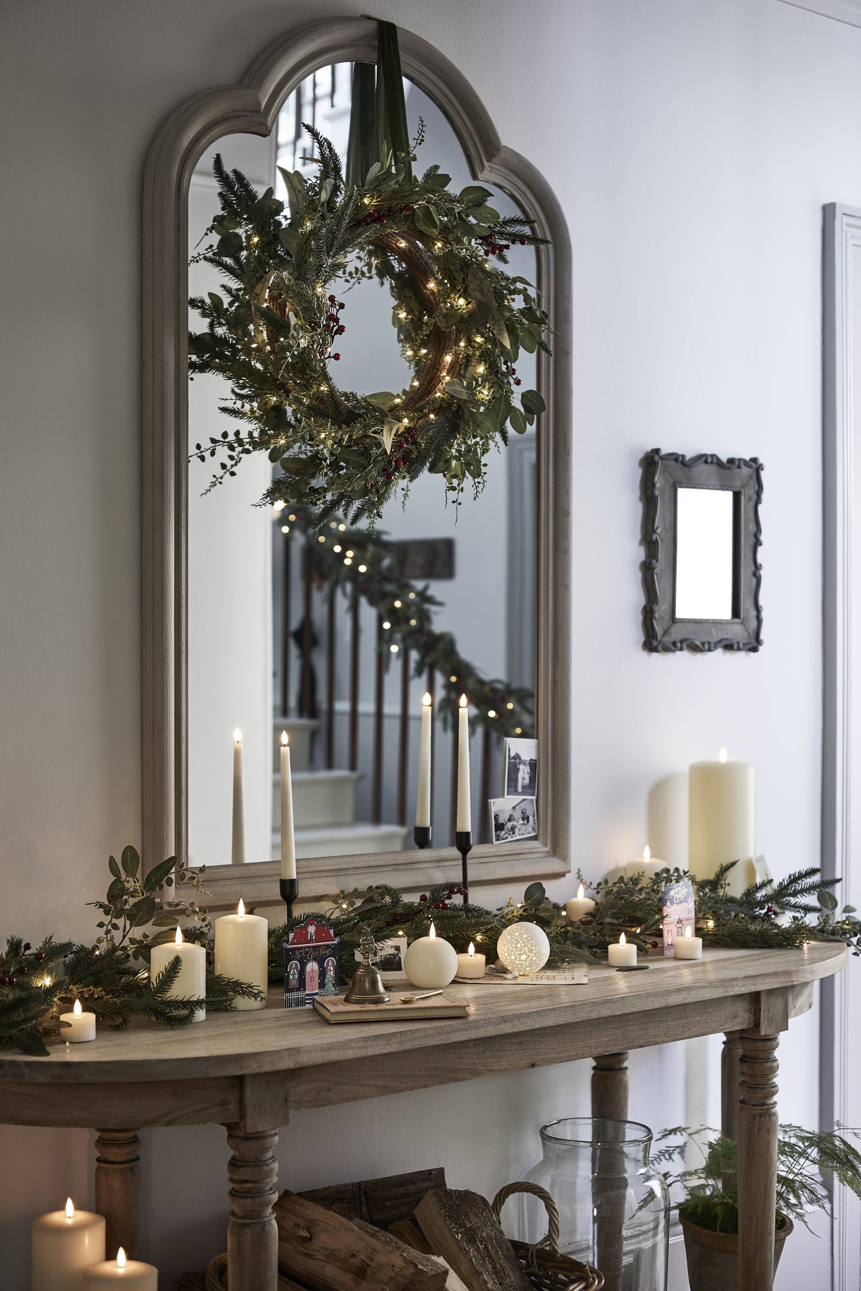 Transitional Hallway Console with Wreath and Candles Transitional Hallway Console with Wreath and Candles — Christmas Entryway Decor