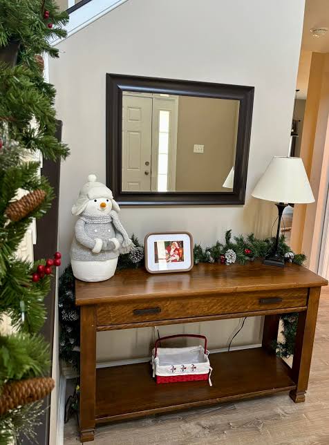 Traditional Entryway Console with Knitted Snowman Traditional Entryway Console with Knitted Snowman — Christmas Entryway Decor