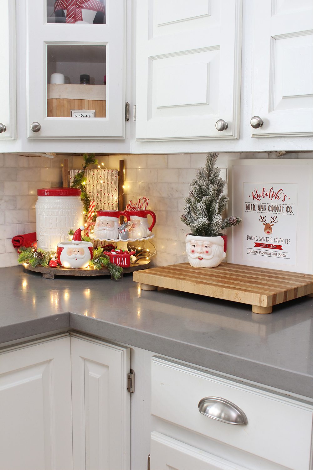 Farmhouse Kitchen Countertop Christmas Vignette Farmhouse Kitchen Countertop Christmas Vignette — Christmas Light Display Ideas