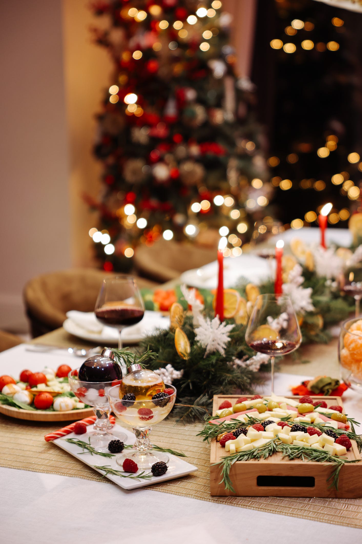 Greenery Wreath and Candle Centerpiece for a Warm Christmas Party — Christmas Party Decor
