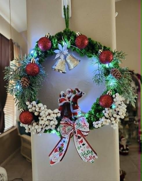 Lush Wreath with Santa Ribbon and Fairy Lights Lush Wreath with Santa Ribbon and Fairy Lights — DIY Christmas Wreath