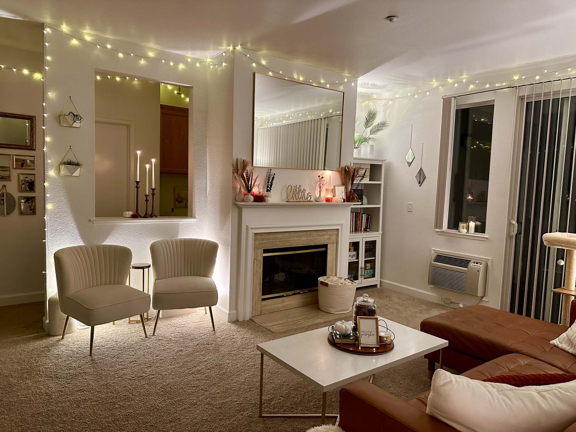 Modern Living Room Ceiling Illuminated by Draped Fairy Lights Modern Living Room Ceiling Illuminated by Draped Fairy Lights — Christmas Fairy Lights Ceiling