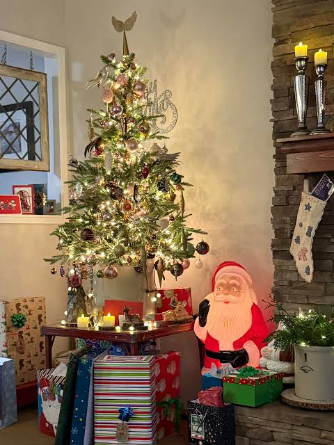 Traditional Living Room with Vintage Tree and Illuminated Santa Figure — Vintage Christmas Tree
