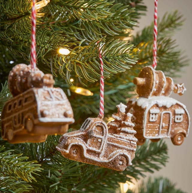 Green Brown White Red Christmas Tree with Gingerbread Ornaments Shaped Like Vehicles Green Brown White Red Christmas Tree with Gingerbread Ornaments Shaped Like Vehicles — Gingerbread Christmas Tree