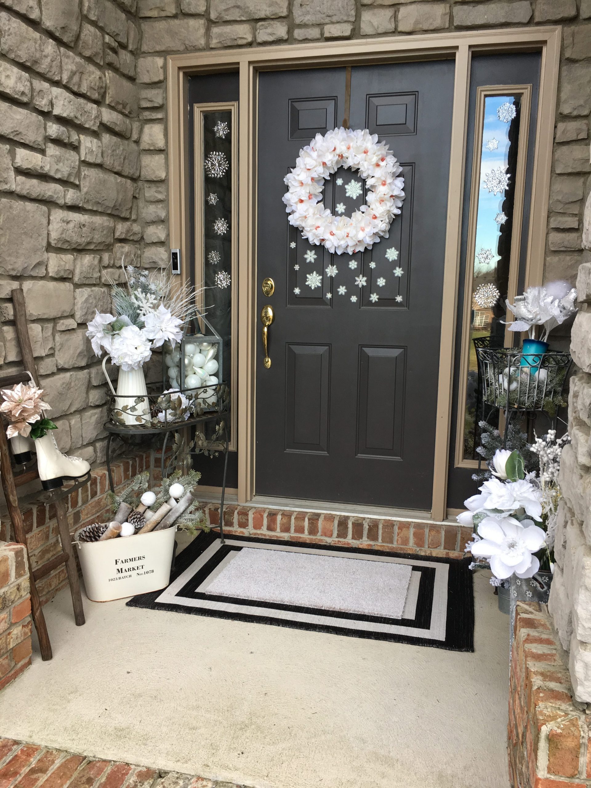 Traditional Porch with White Floral Wreath and Snowflake Accents Traditional Porch with White Floral Wreath and Snowflake Accents — Small Christmas Porch