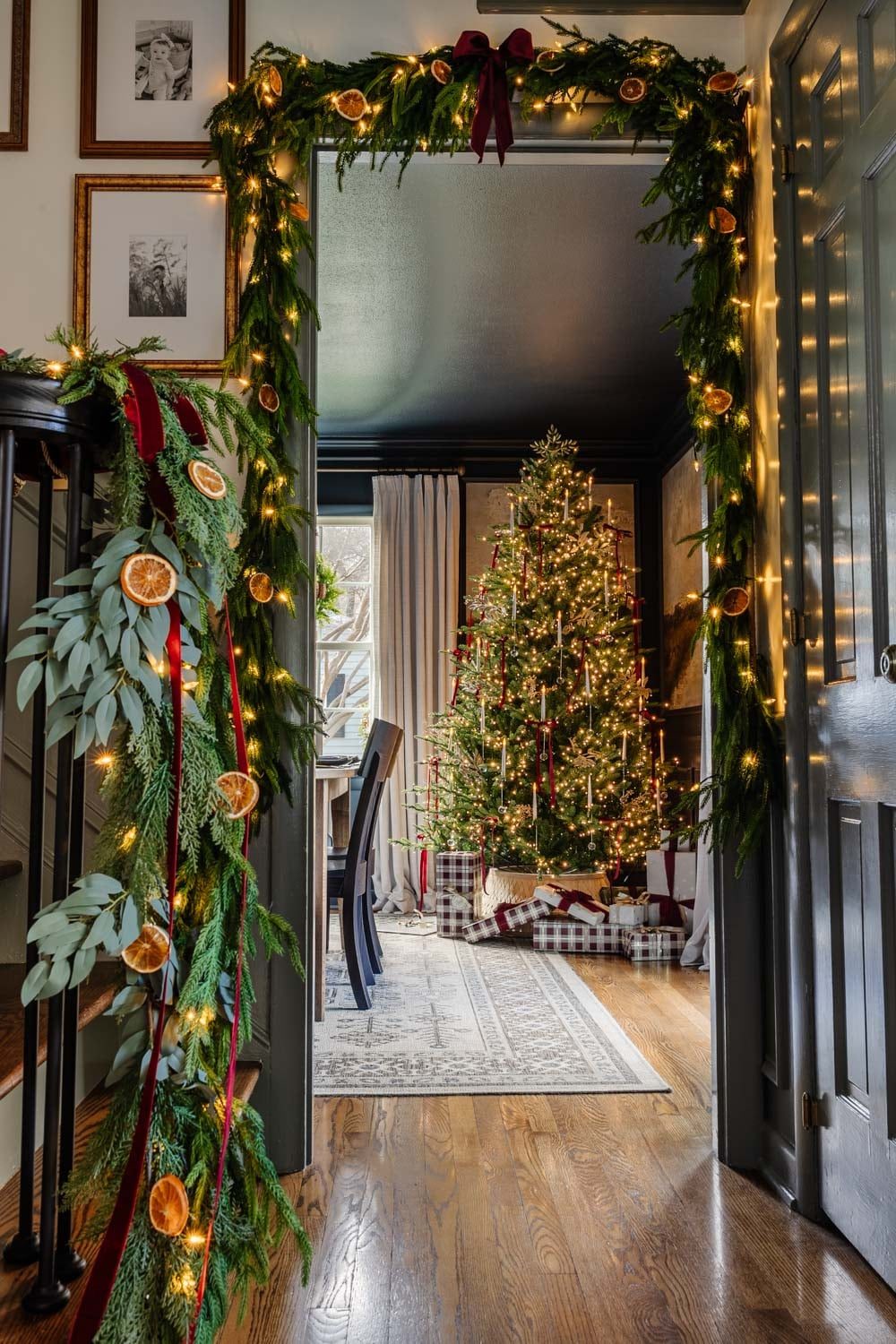 Traditional Door Frame Garland with Dried Oranges and Ribbon — Christmas Door Frame Lights