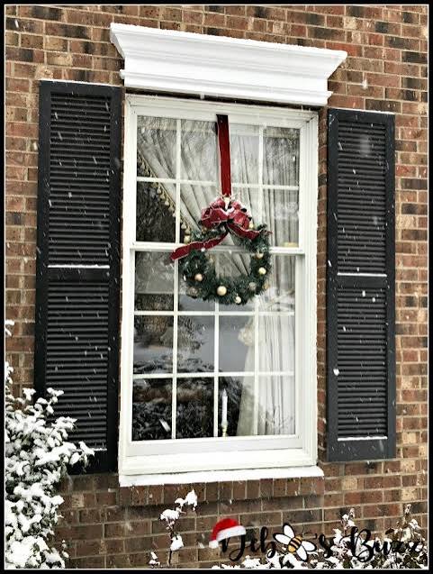 Traditional Christmas Wreath with Red Bow on a Classic Red Ribbon — Christmas Window Wreaths