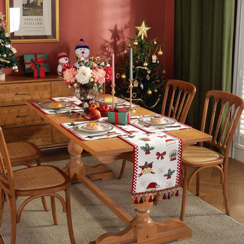 Traditional Christmas Dining Room with Festive Runner and Floral Arrangement Traditional Christmas Dining Room with Festive Runner and Floral Arrangement — Elegant Christmas Table Setting