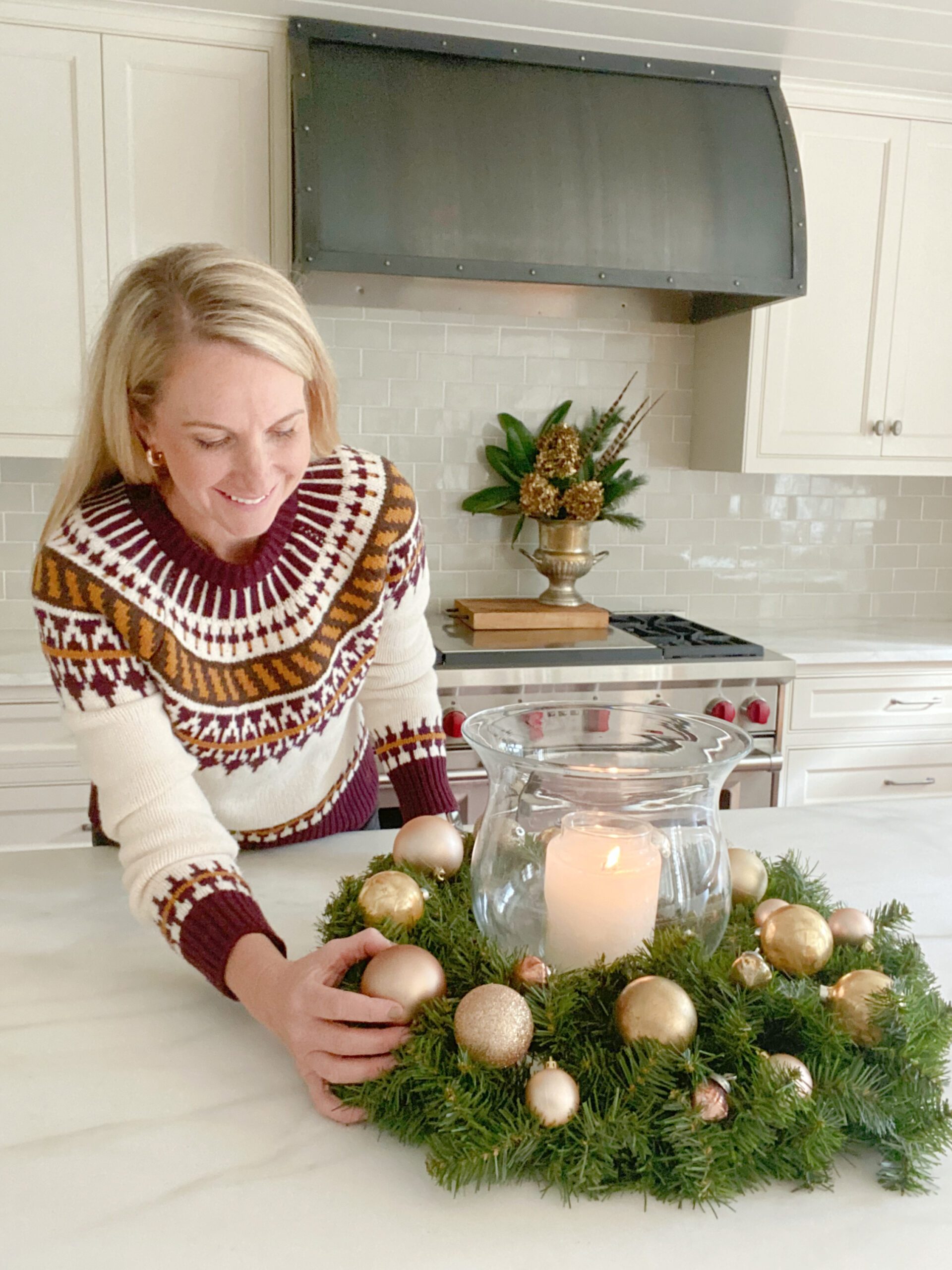 Farmhouse Kitchen Countertop Centerpiece with Garland and Ornaments Farmhouse Kitchen Countertop Centerpiece with Garland and Ornaments — Simple Christmas Centerpiece