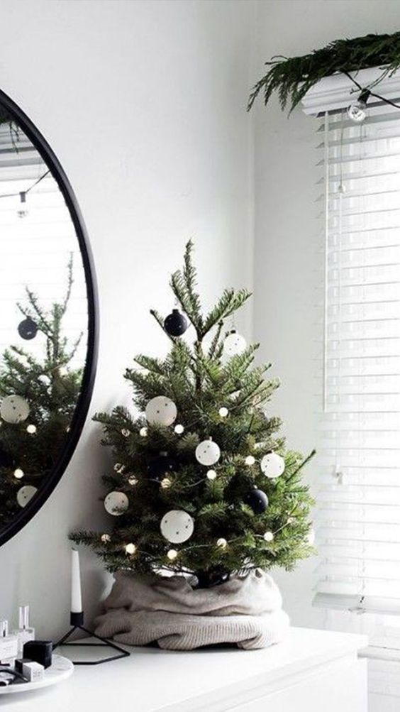 Chic Modern Tree with Black and White Baubles and Mirror — Minimalist Christmas Tree
