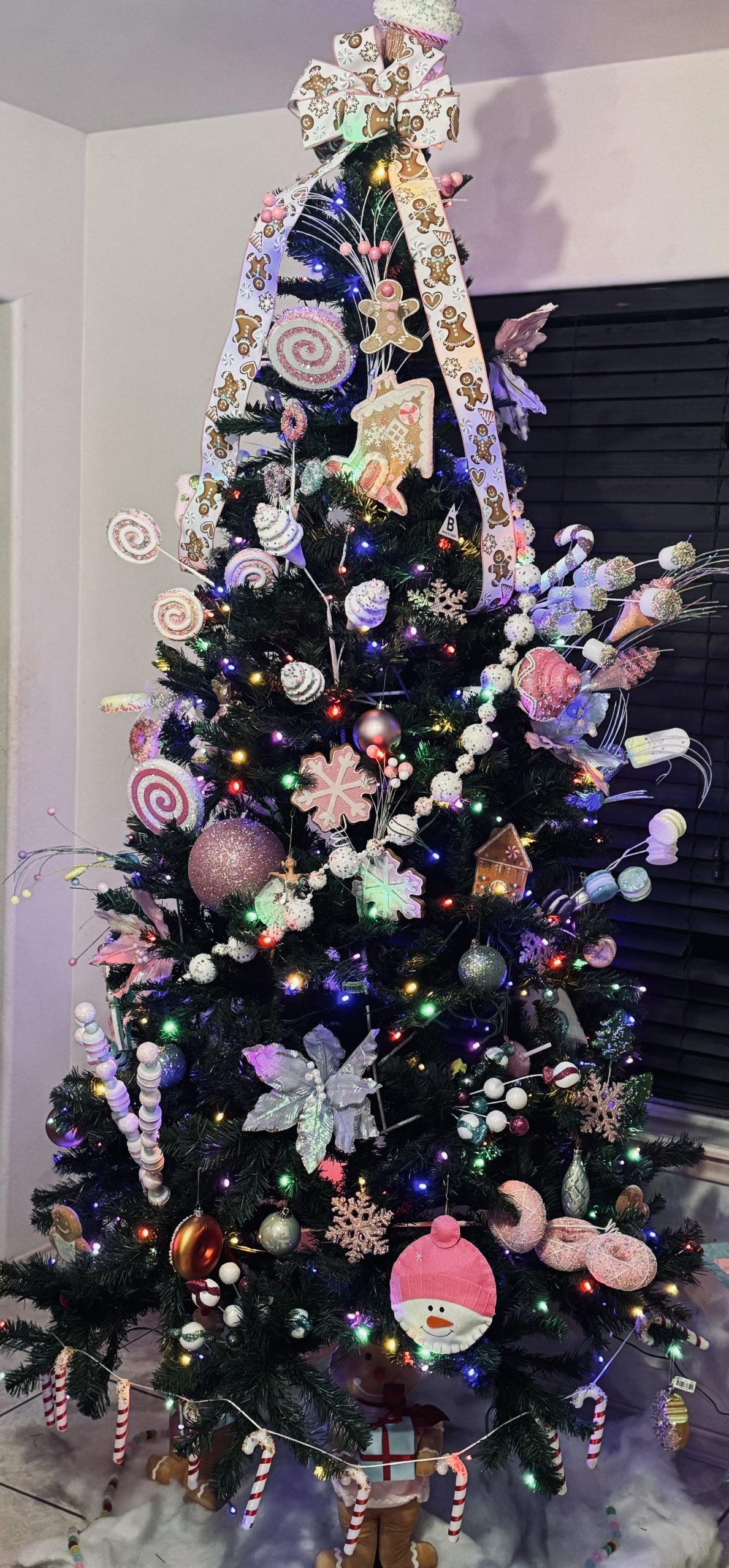 Glittery Candy Cane and Bow Ornaments Close-up Glittery Candy Cane and Bow Ornaments Close-up — Candy Land Christmas Tree