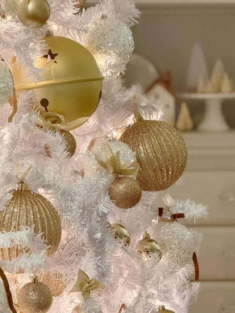 Glamorous close-up of a white Christmas tree with gold ornaments Glamorous close-up of a white Christmas tree with gold ornaments — Gold and White Christmas Tree