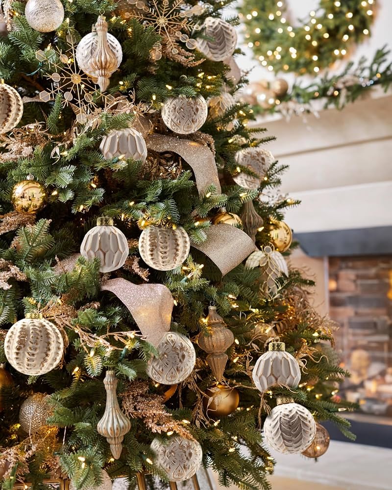 Sophisticated neutral Christmas tree with gold and cream ornaments Sophisticated neutral Christmas tree with gold and cream ornaments — Gold and White Christmas Tree