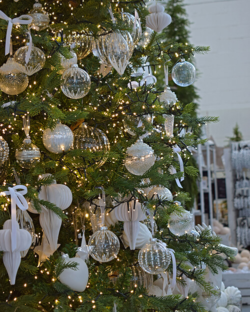 Modern Christmas tree with clear glass and white paper ornaments Modern Christmas tree with clear glass and white paper ornaments — Gold and White Christmas Tree